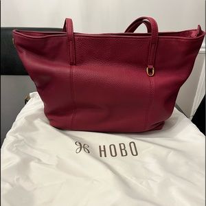 Small Kingsley in the color Sangria.            
11" W x 11" H x 3.5" D